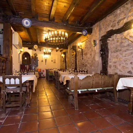 בית הארחה Meson Casa De Guzman סנטו דומינגו דה סילוס